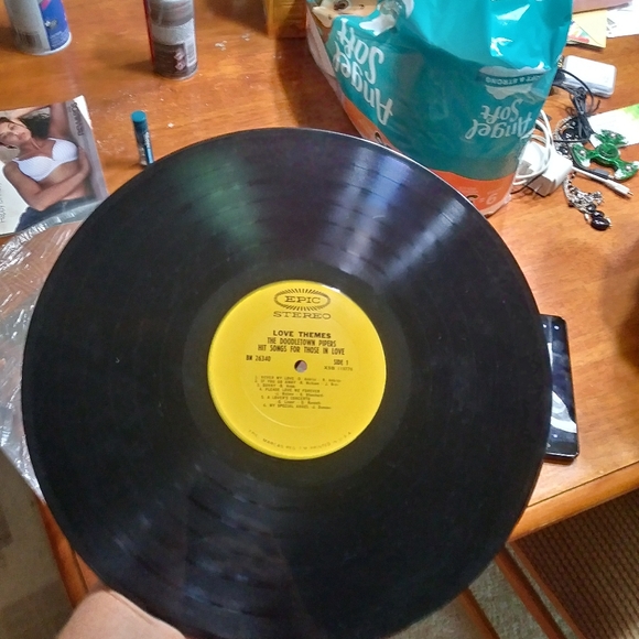The Doodle Town Pipers Love Themes Vinyl Record - Picture 6 of 7